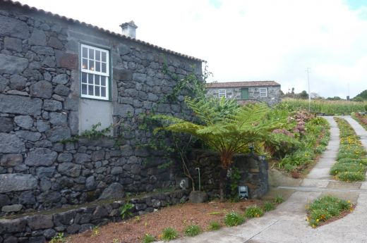 10-adegas-do-pico-houses-ile-de-pico-acores-portugal