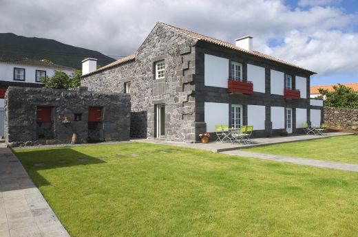 09-casa-do-ouvidor-ile-de-pico-acores-portugal-a465f08f691b27bebf35bf63f5b75340