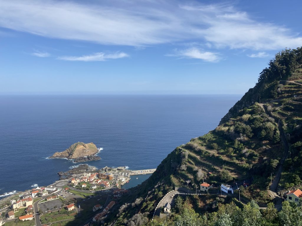 Paysages de Madère entre montagnes et océan Atlantique