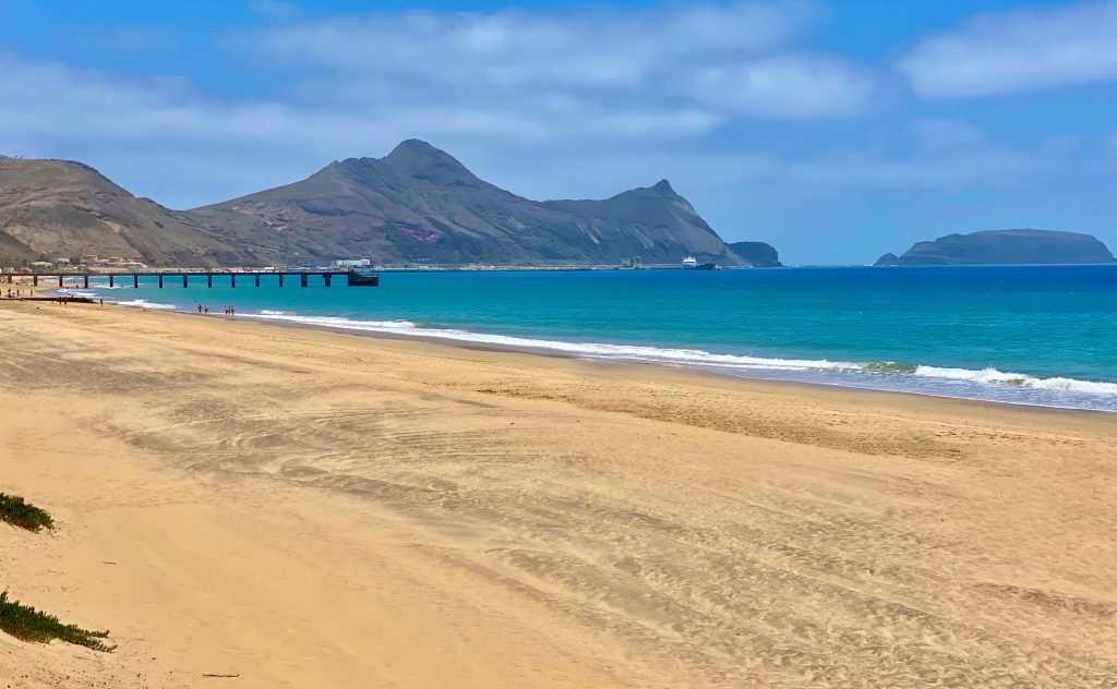 Plage de sable doré de Porto Santo après un circuit à Madère