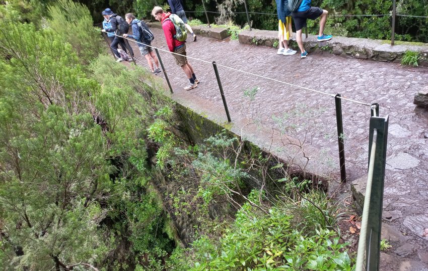 Randonnée sur une levada dans la région de Rabaçal à Madère