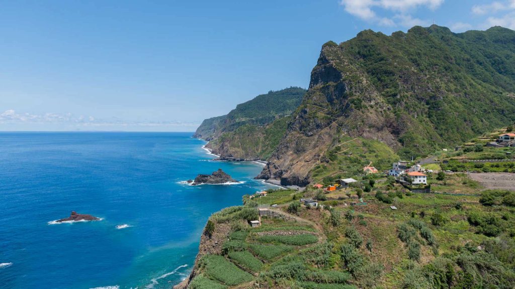 Côte nord verdoyante de Madère près de São Vicente