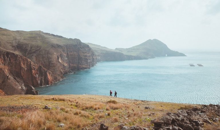 Voyageurs face aux paysages de Madère lors d’un voyage sur mesure