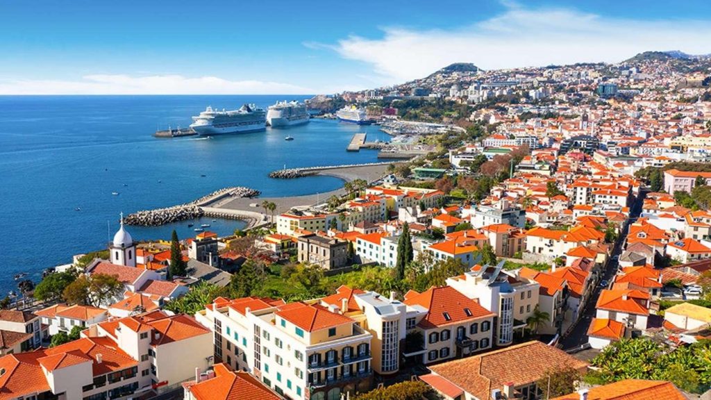 Vue panoramique sur les toits de Funchal, son port et la baie de l'océan Atlantique à Madère.