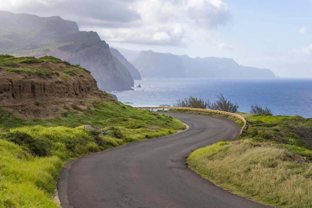 Route panoramique à Madère entre montagnes et océan