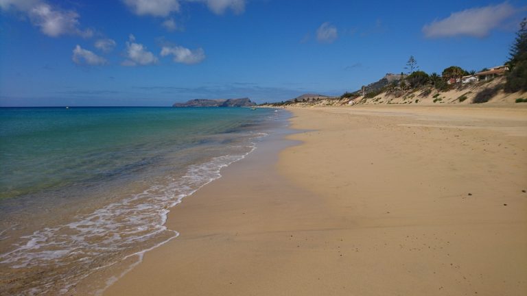 Longue plage de sable doré de Porto Santo avec vue sur l'océan Atlantique