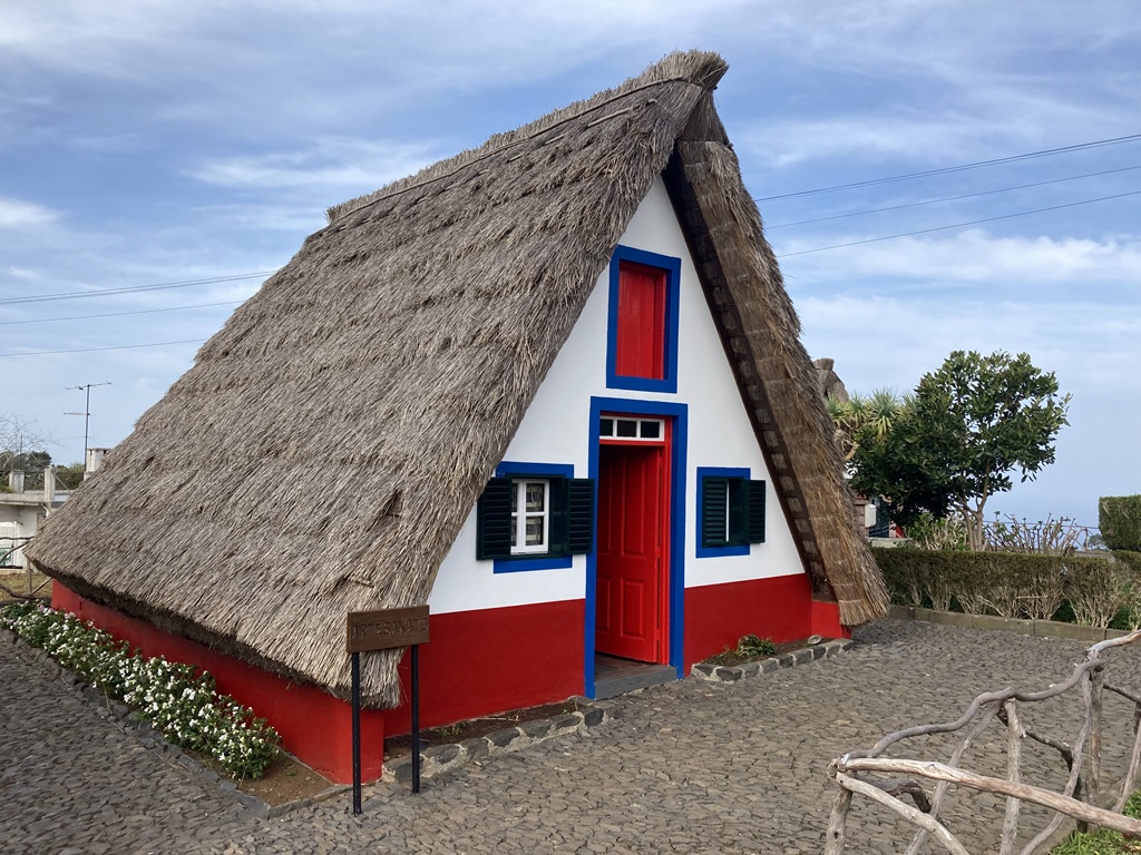 Maisons traditionnelles aux toits de chaume à Santana, Madère