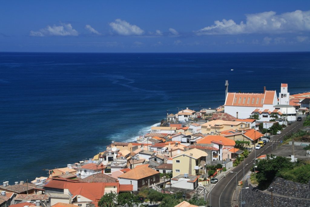 Centre ancien et église du village de Paul do Mar sur l'île de Madère