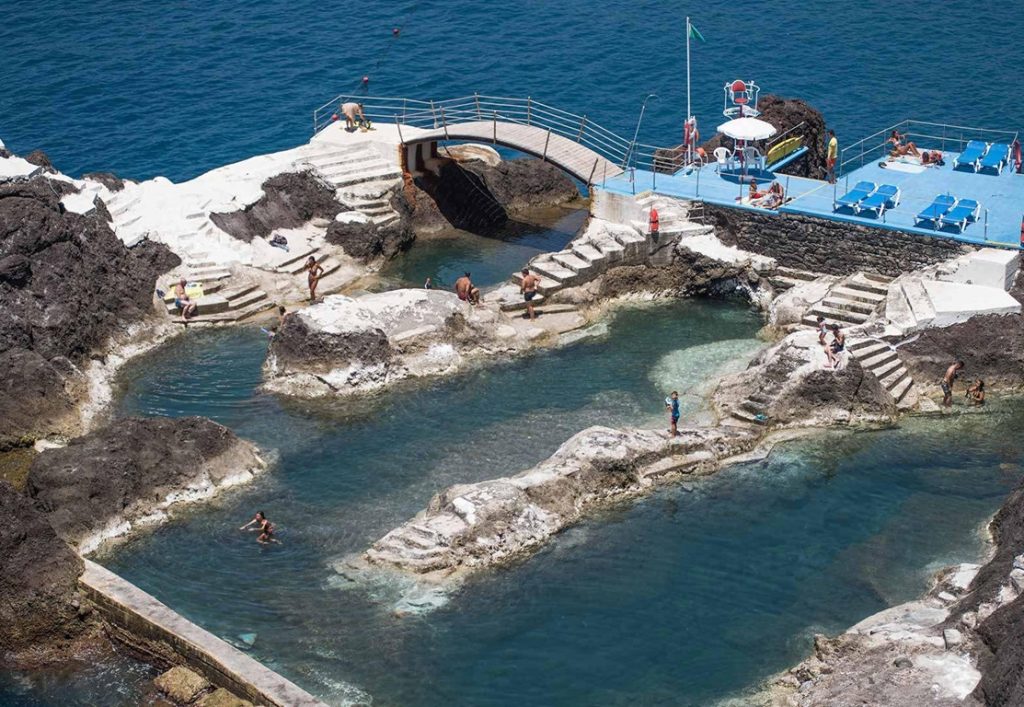 Baigneurs dans les piscines naturelles de Doca do Cavacas à Funchal, sur l'île de Madère.