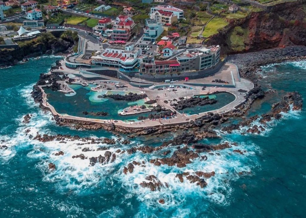 Piscines naturelles de Porto Moniz entourées de roches volcaniques sur la côte nord-ouest de Madère