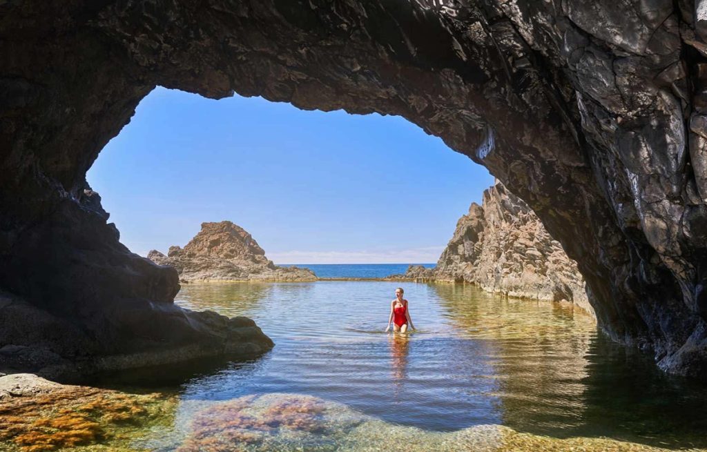 Formations rocheuses volcaniques au bord des piscines naturelles de Seixal, sur la côte nord de Madère