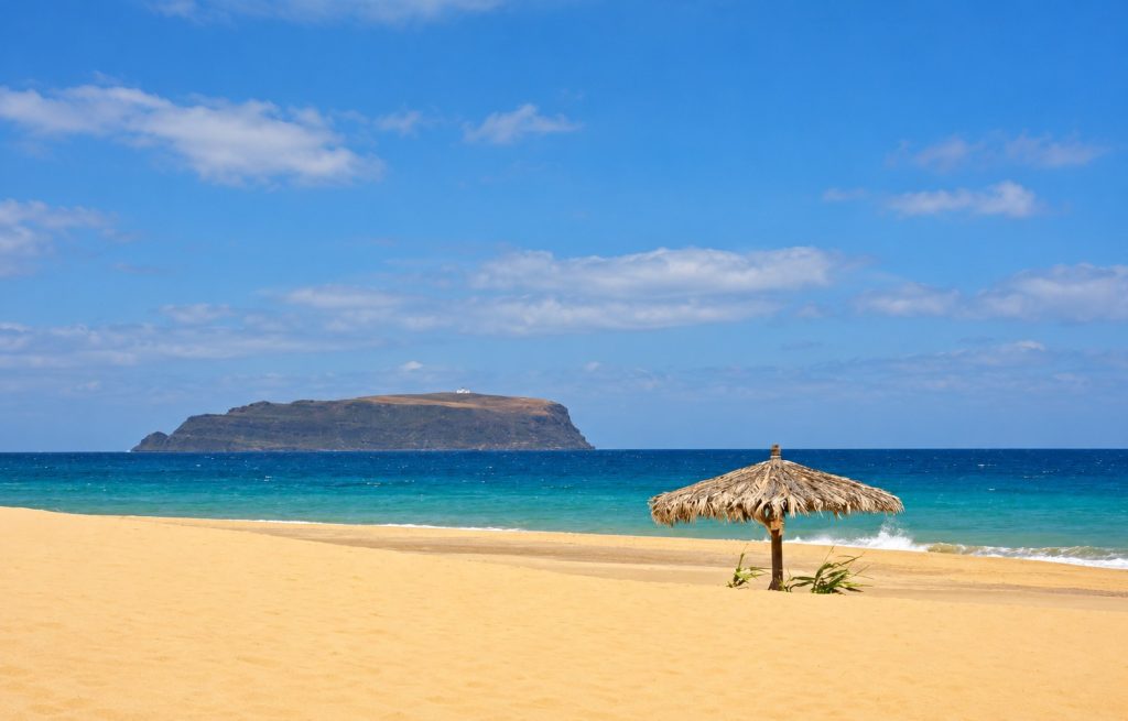 Plage de sable doré de Porto Santo avec parasol traditionnel face à l'océan Atlantique