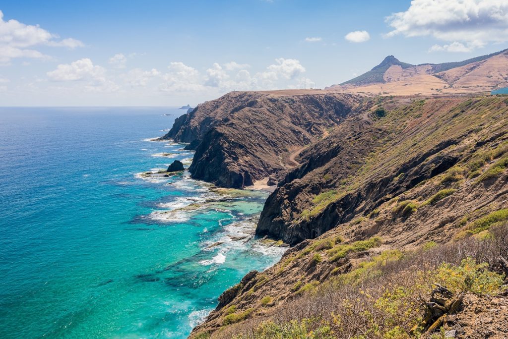 Côte sauvage et falaises volcaniques de Porto Santo surplombant l'océan Atlantique