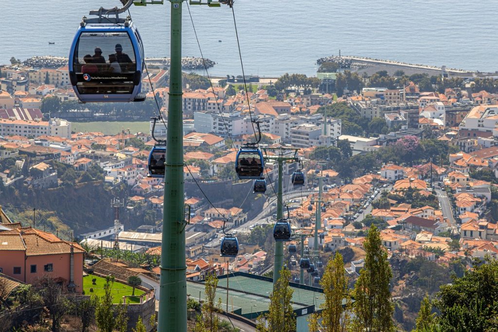 Téléphérique survolant Funchal et ses quartiers à Madère