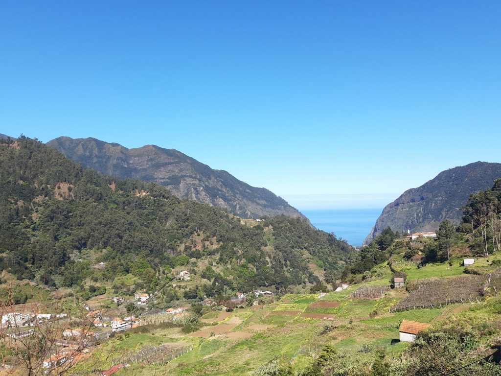 Vallée de São Vicente entourée de montagnes verdoyantes sur l'île de Madère